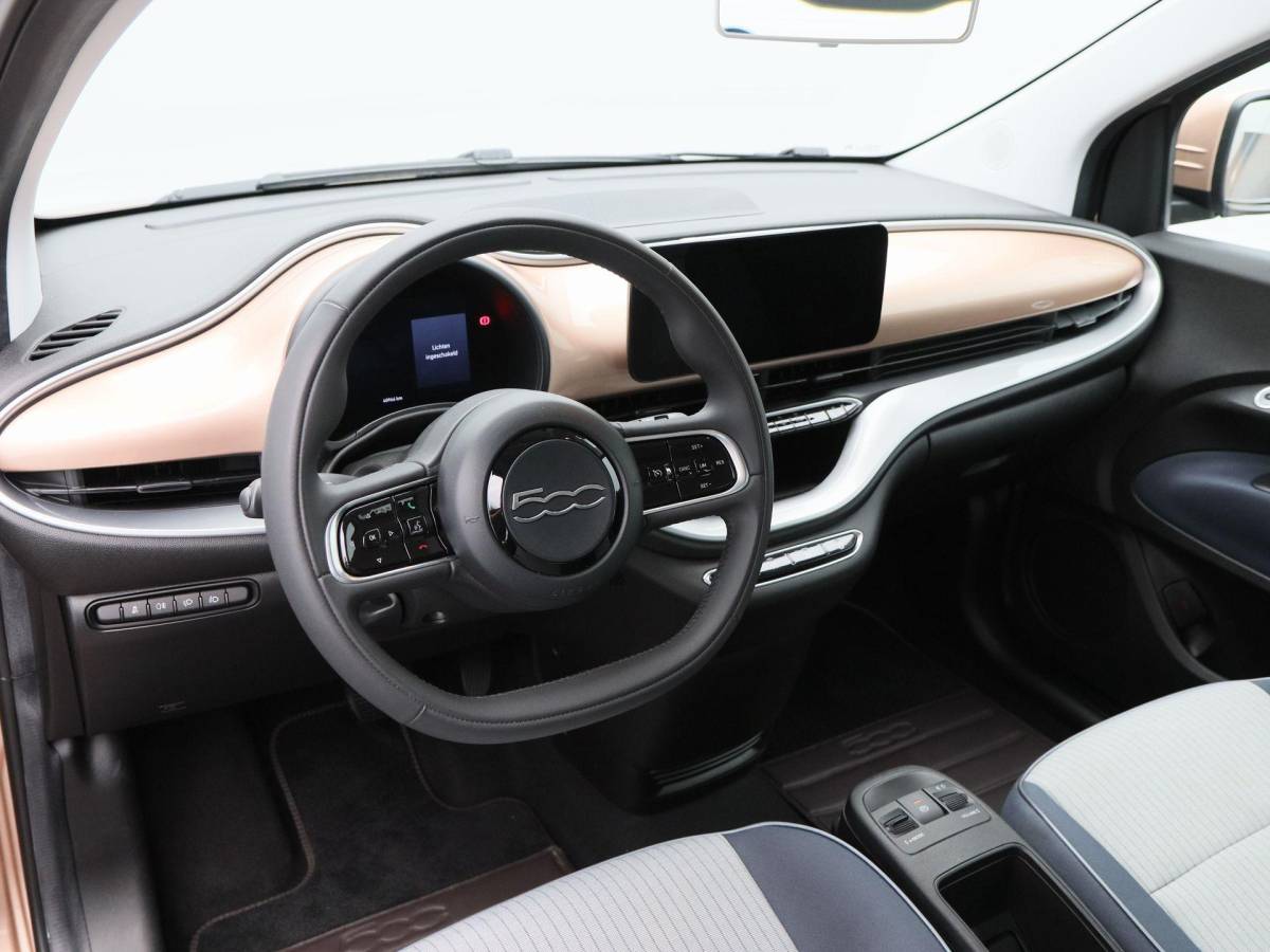 Fiat 500 Fiat 500 3+1 Icon 42 kWh | Navigatie | Climate Controle | 17 Inch | Parkeersensoren | Bluetooth | 40.959 Km!!