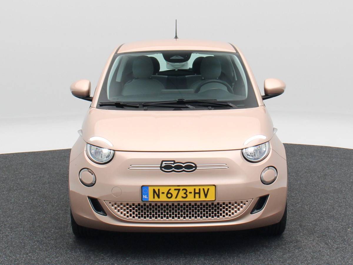 Fiat 500 Fiat 500 3+1 Icon 42 kWh | Navigatie | Climate Controle | 17 Inch | Parkeersensoren | Bluetooth | 40.959 Km!!