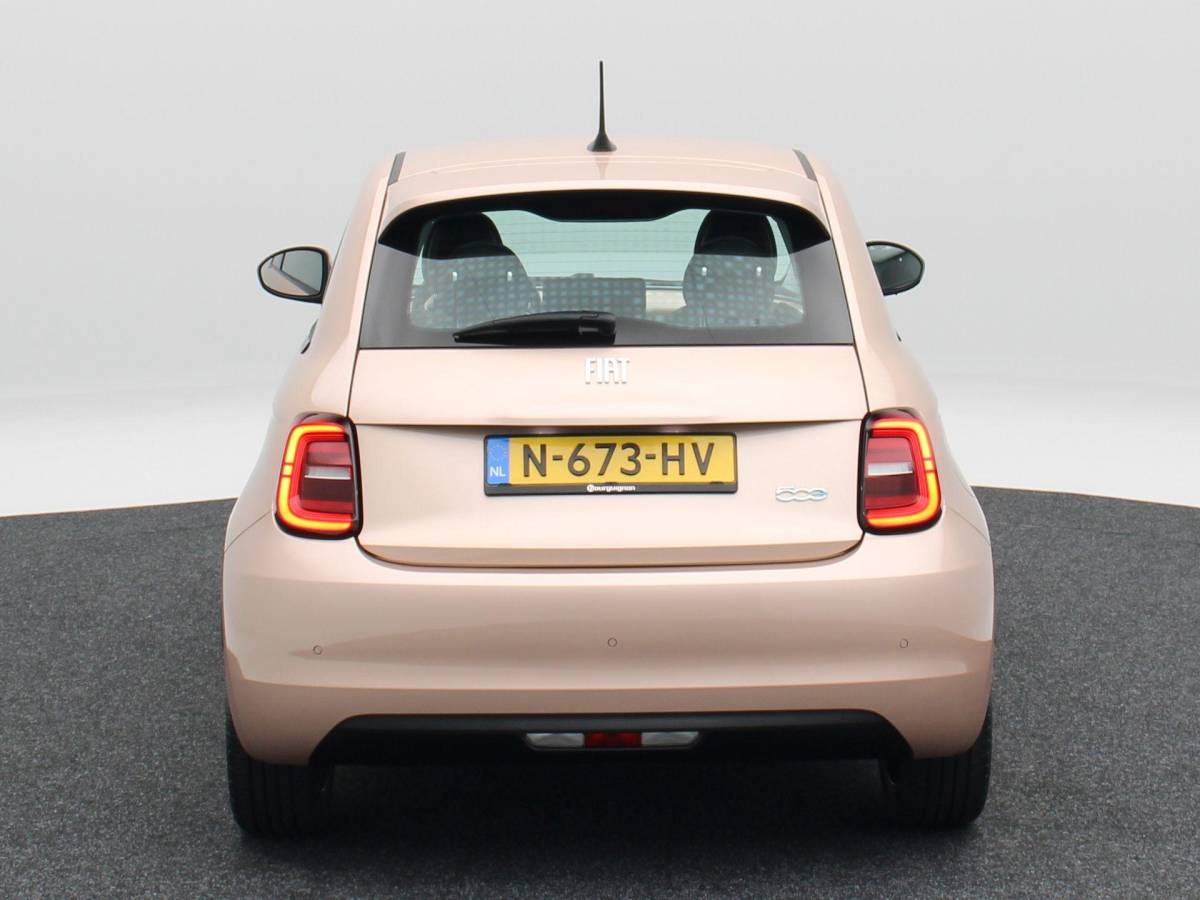 Fiat 500 Fiat 500 3+1 Icon 42 kWh | Navigatie | Climate Controle | 17 Inch | Parkeersensoren | Bluetooth | 40.959 Km!!
