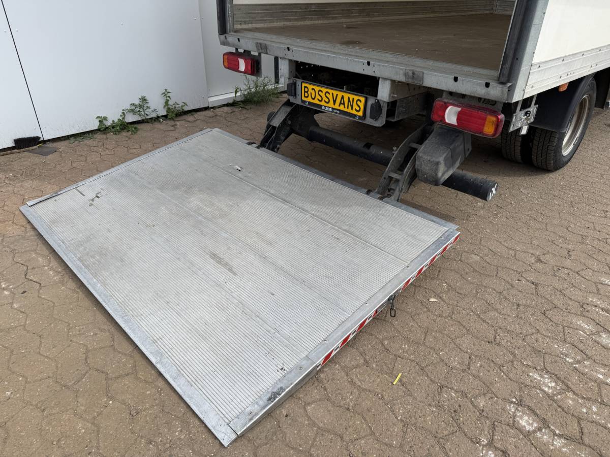 Iveco Daily Iveco Daily 35C16 3.0 160PK Bakwagen Laadklep Zijdeur Camera Climate Control Bluetooth Luchtgeveerde stoel Meubelbak Koffer