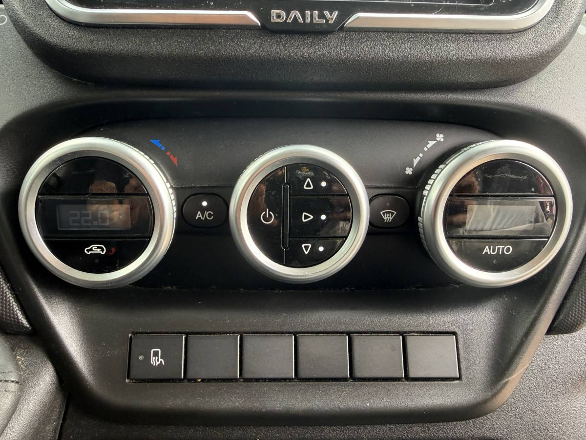 Iveco Daily Iveco Daily 35C16 3.0 160PK Bakwagen Laadklep Zijdeur Camera Climate Control Bluetooth Luchtgeveerde stoel Meubelbak Koffer