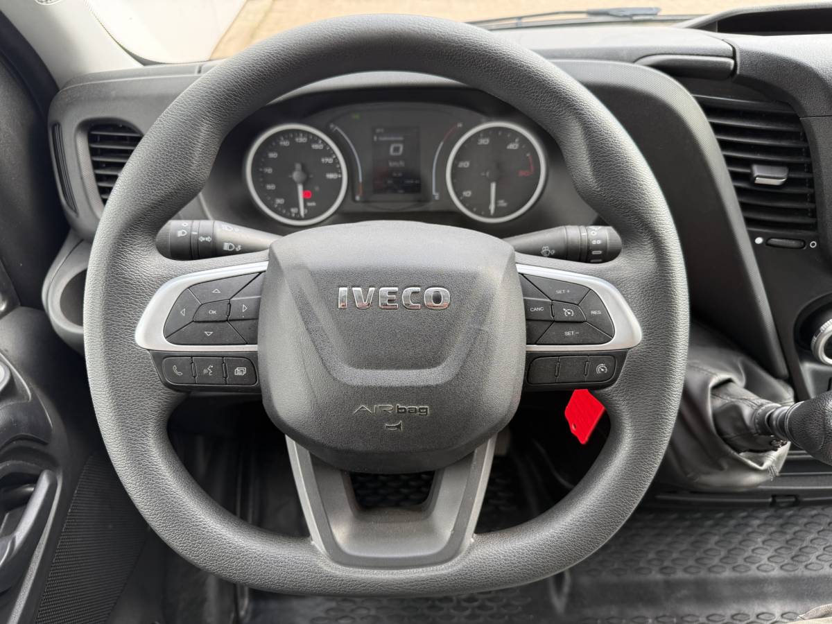 Iveco Daily Iveco Daily 35C16 3.0 160PK Bakwagen Laadklep Zijdeur Camera Climate Control Bluetooth Luchtgeveerde stoel Meubelbak Koffer