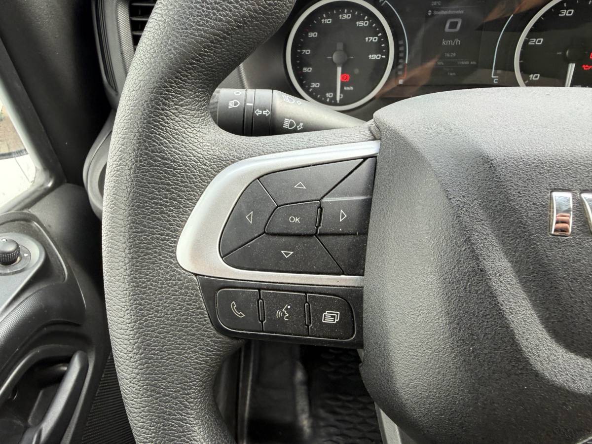 Iveco Daily Iveco Daily 35C16 3.0 160PK Bakwagen Laadklep Zijdeur Camera Climate Control Bluetooth Luchtgeveerde stoel Meubelbak Koffer