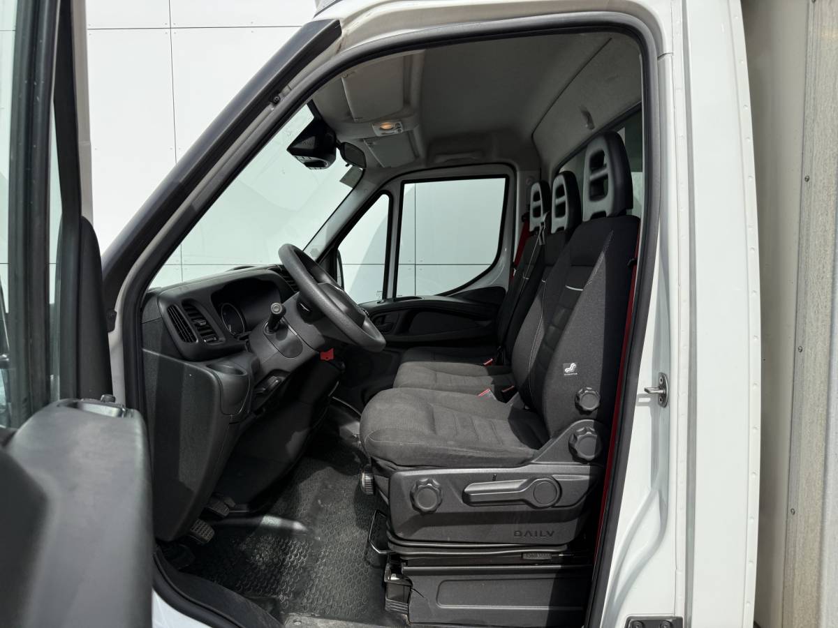 Iveco Daily Iveco Daily 35C16 3.0 160PK Bakwagen Laadklep Zijdeur Camera Climate Control Bluetooth Luchtgeveerde stoel Meubelbak Koffer