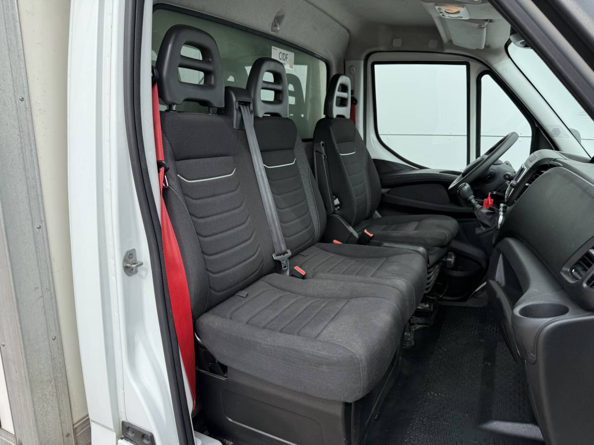 Iveco Daily Iveco Daily 35C16 3.0 160PK Bakwagen Laadklep Zijdeur Camera Climate Control Bluetooth Luchtgeveerde stoel Meubelbak Koffer