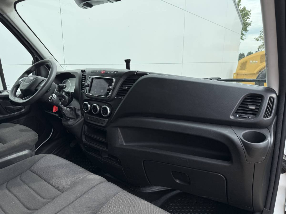 Iveco Daily Iveco Daily 35C16 3.0 160PK Bakwagen Laadklep Zijdeur Camera Climate Control Bluetooth Luchtgeveerde stoel Meubelbak Koffer