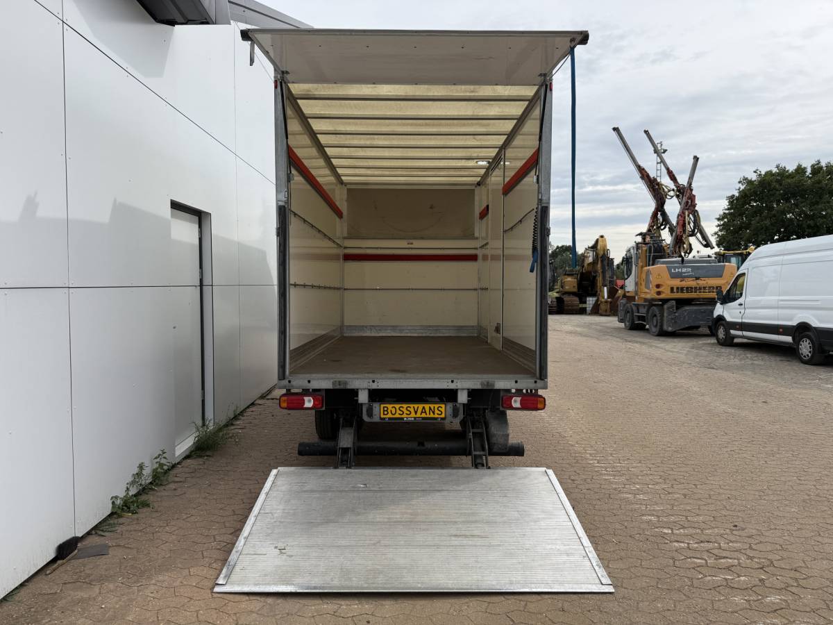 Iveco Daily Iveco Daily 35C16 3.0 160PK Bakwagen Laadklep Zijdeur Camera Climate Control Bluetooth Luchtgeveerde stoel Meubelbak Koffer