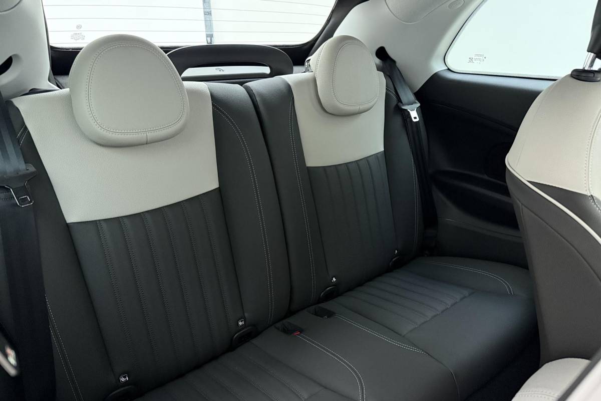 Fiat 500 Fiat 500 1.0 Hybrid La Prima | Cabrio | Lederen bekleding | Keyless | Camera | Cruise control | Lichtmetalen velgen | Navigatie | Draadloze apple carplay/android auto | JBL audio