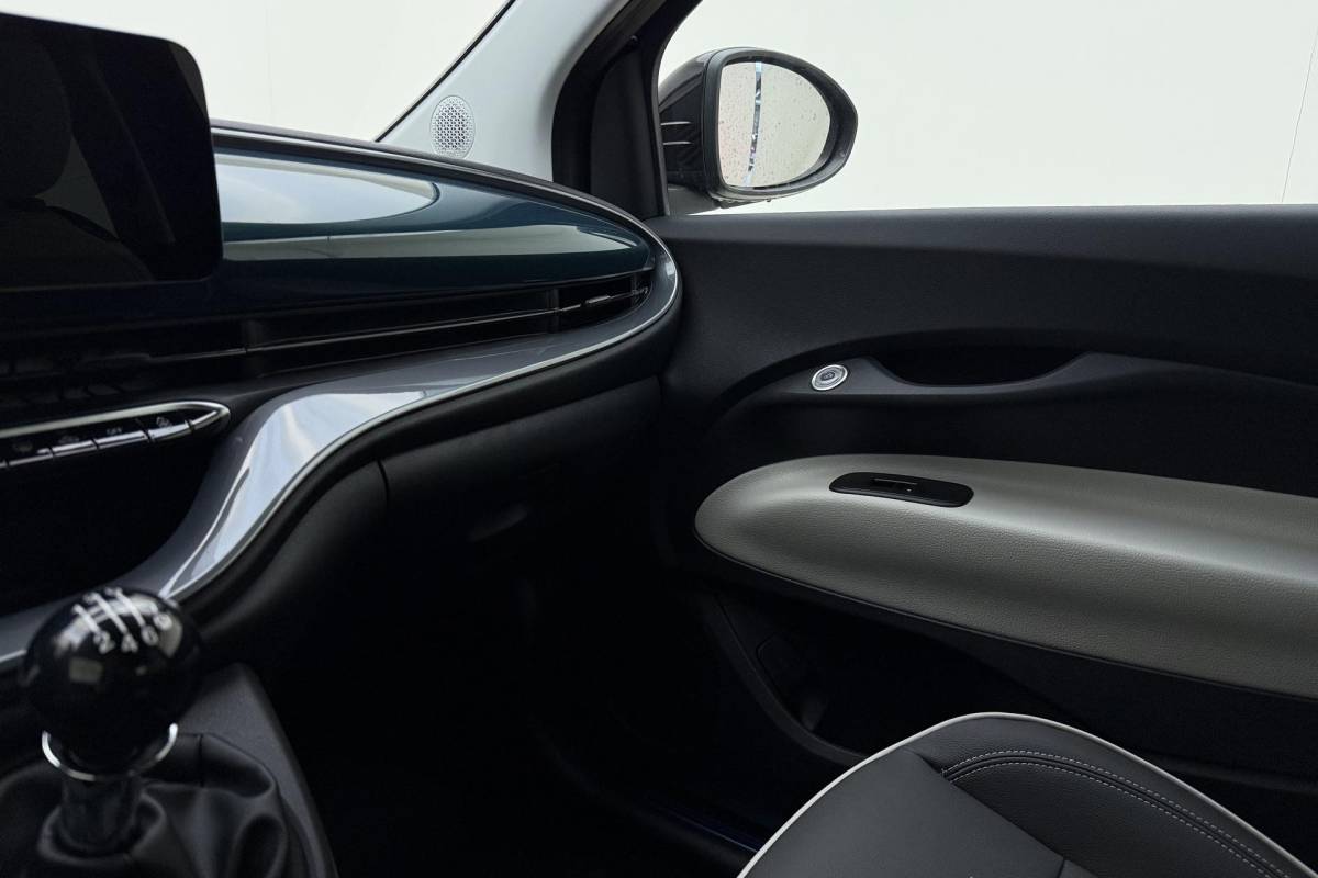 Fiat 500 Fiat 500 1.0 Hybrid La Prima | Cabrio | Lederen bekleding | Keyless | Camera | Cruise control | Lichtmetalen velgen | Navigatie | Draadloze apple carplay/android auto | JBL audio