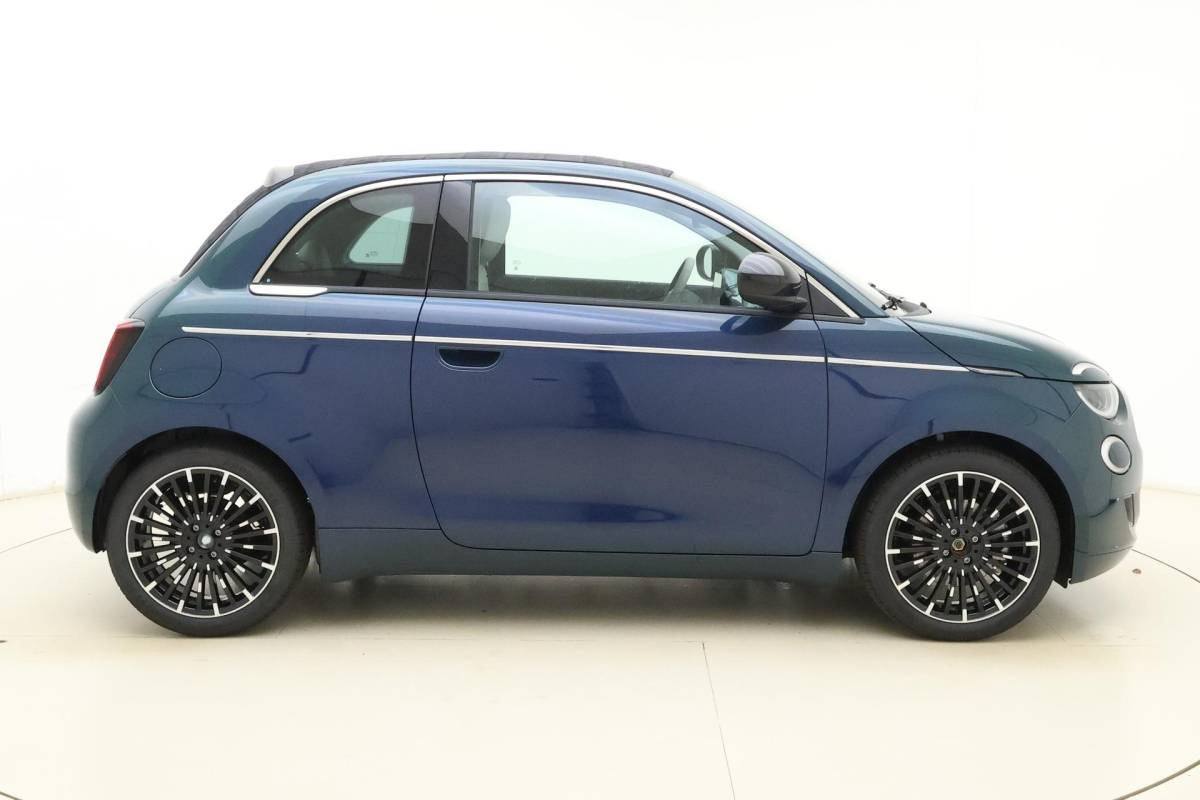 Fiat 500 Fiat 500 1.0 Hybrid La Prima | Cabrio | Lederen bekleding | Keyless | Camera | Cruise control | Lichtmetalen velgen | Navigatie | Draadloze apple carplay/android auto | JBL audio