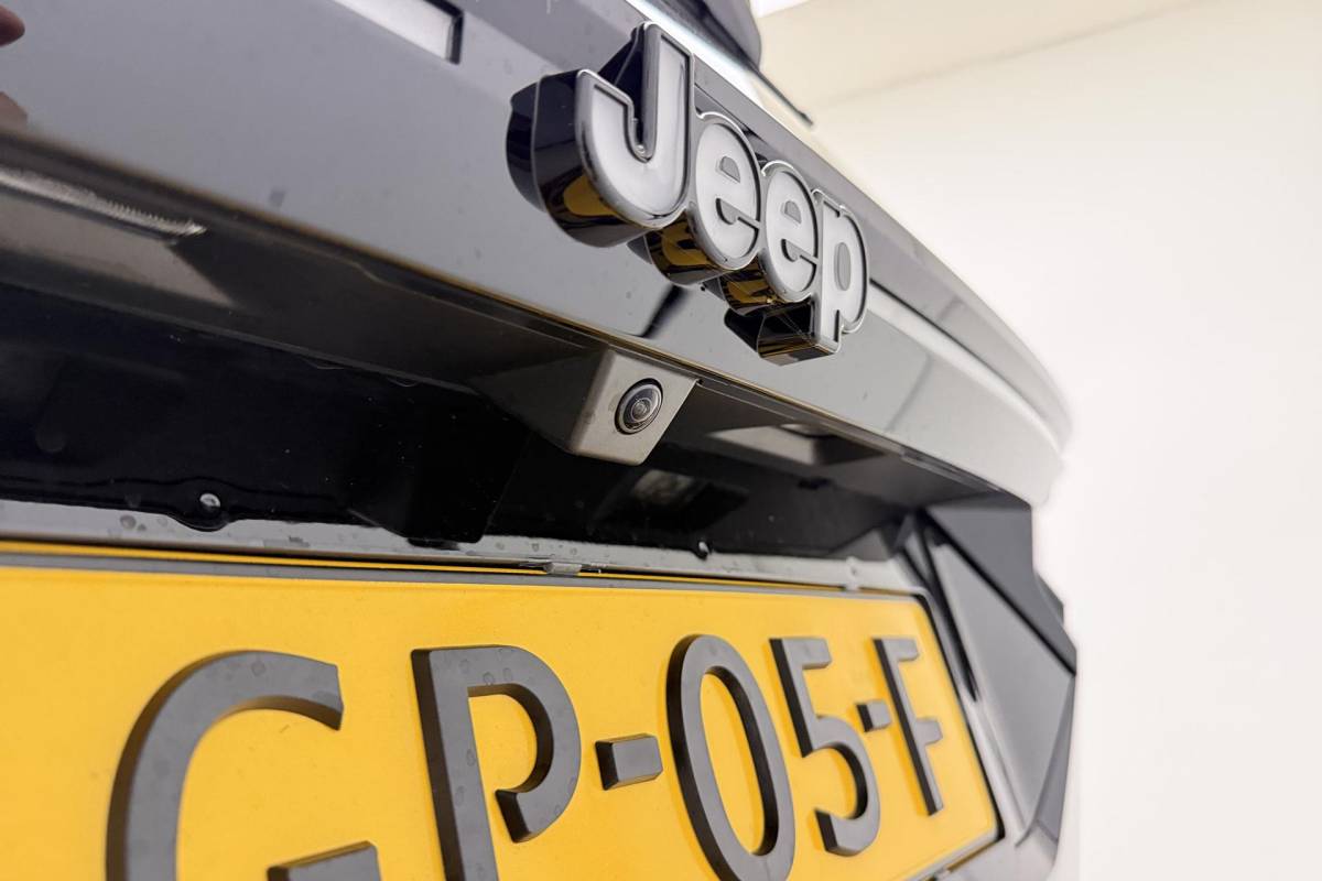Jeep Compass Jeep Compass 1.2 e-Hybrid First Edition | LED matrix verlichting | Panoramadak | Drive assist | Focal audio | Massage stoelen | Stoel ventilatie/verwarming | Camera’s rondom