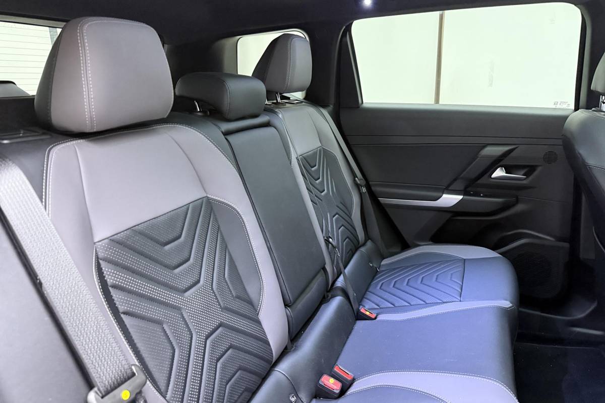 Jeep Compass Jeep Compass 1.2 e-Hybrid First Edition | LED matrix verlichting | Panoramadak | Drive assist | Focal audio | Massage stoelen | Stoel ventilatie/verwarming | Camera’s rondom