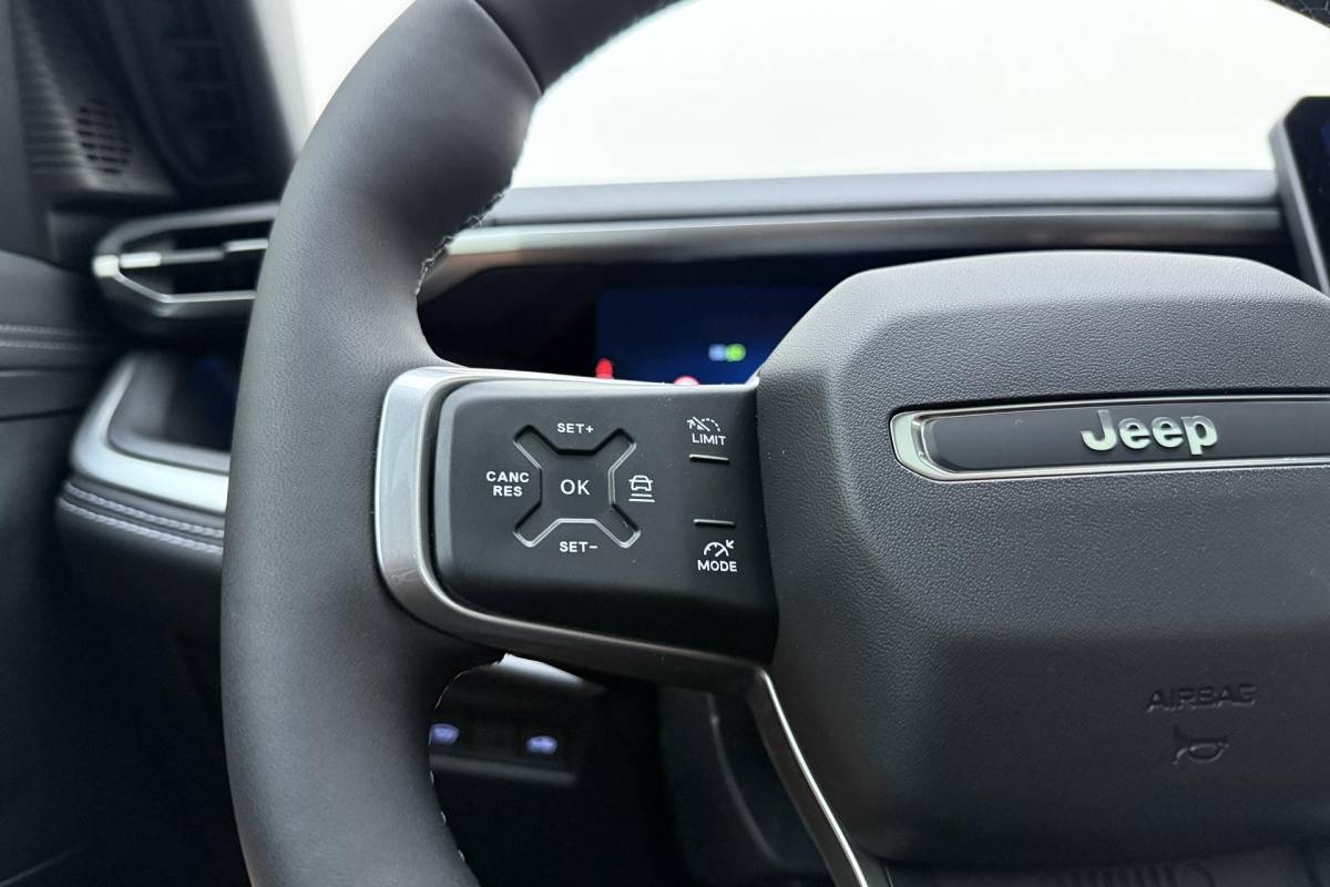 Jeep Compass Jeep Compass 1.2 e-Hybrid First Edition | LED matrix verlichting | Panoramadak | Drive assist | Focal audio | Massage stoelen | Stoel ventilatie/verwarming | Camera’s rondom