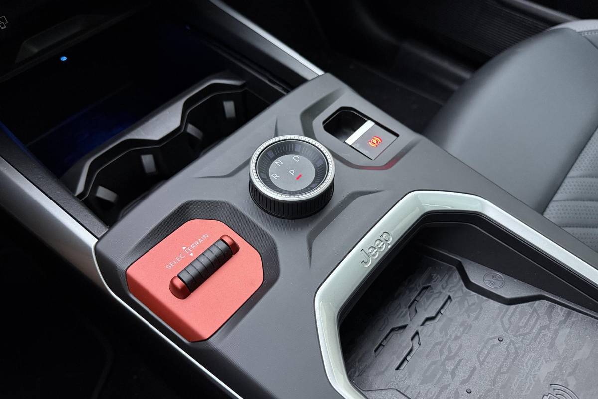 Jeep Compass Jeep Compass 1.2 e-Hybrid First Edition | LED matrix verlichting | Panoramadak | Drive assist | Focal audio | Massage stoelen | Stoel ventilatie/verwarming | Camera’s rondom