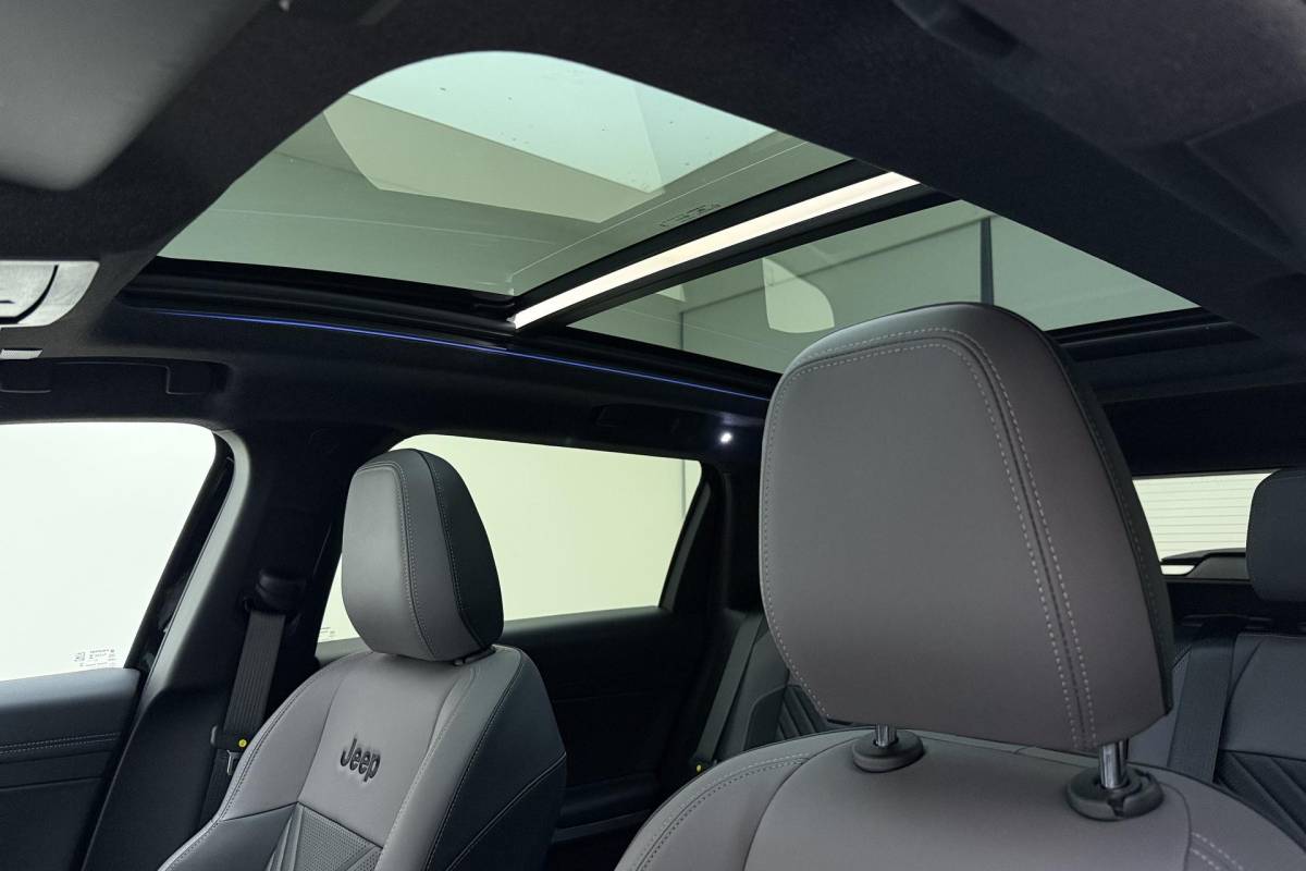 Jeep Compass Jeep Compass 1.2 e-Hybrid First Edition | LED matrix verlichting | Panoramadak | Drive assist | Focal audio | Massage stoelen | Stoel ventilatie/verwarming | Camera’s rondom
