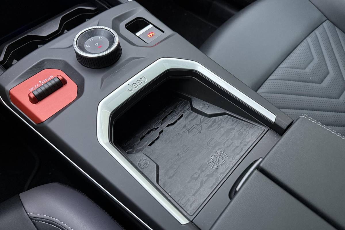 Jeep Compass Jeep Compass 1.2 e-Hybrid First Edition | LED matrix verlichting | Panoramadak | Drive assist | Focal audio | Massage stoelen | Stoel ventilatie/verwarming | Camera’s rondom