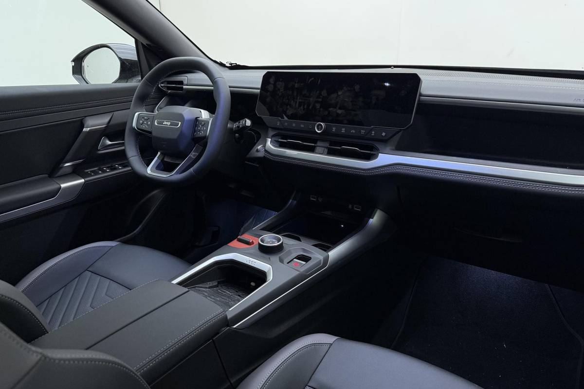 Jeep Compass Jeep Compass 1.2 e-Hybrid First Edition | LED matrix verlichting | Panoramadak | Drive assist | Focal audio | Massage stoelen | Stoel ventilatie/verwarming | Camera’s rondom