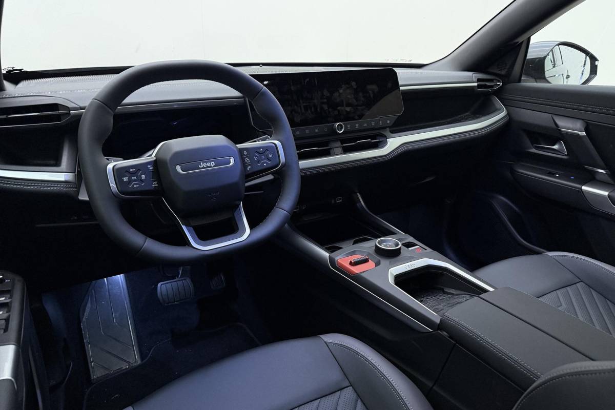 Jeep Compass Jeep Compass 1.2 e-Hybrid First Edition | LED matrix verlichting | Panoramadak | Drive assist | Focal audio | Massage stoelen | Stoel ventilatie/verwarming | Camera’s rondom