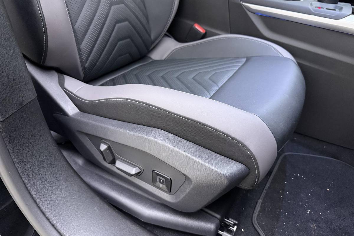 Jeep Compass Jeep Compass 1.2 e-Hybrid First Edition | LED matrix verlichting | Panoramadak | Drive assist | Focal audio | Massage stoelen | Stoel ventilatie/verwarming | Camera’s rondom