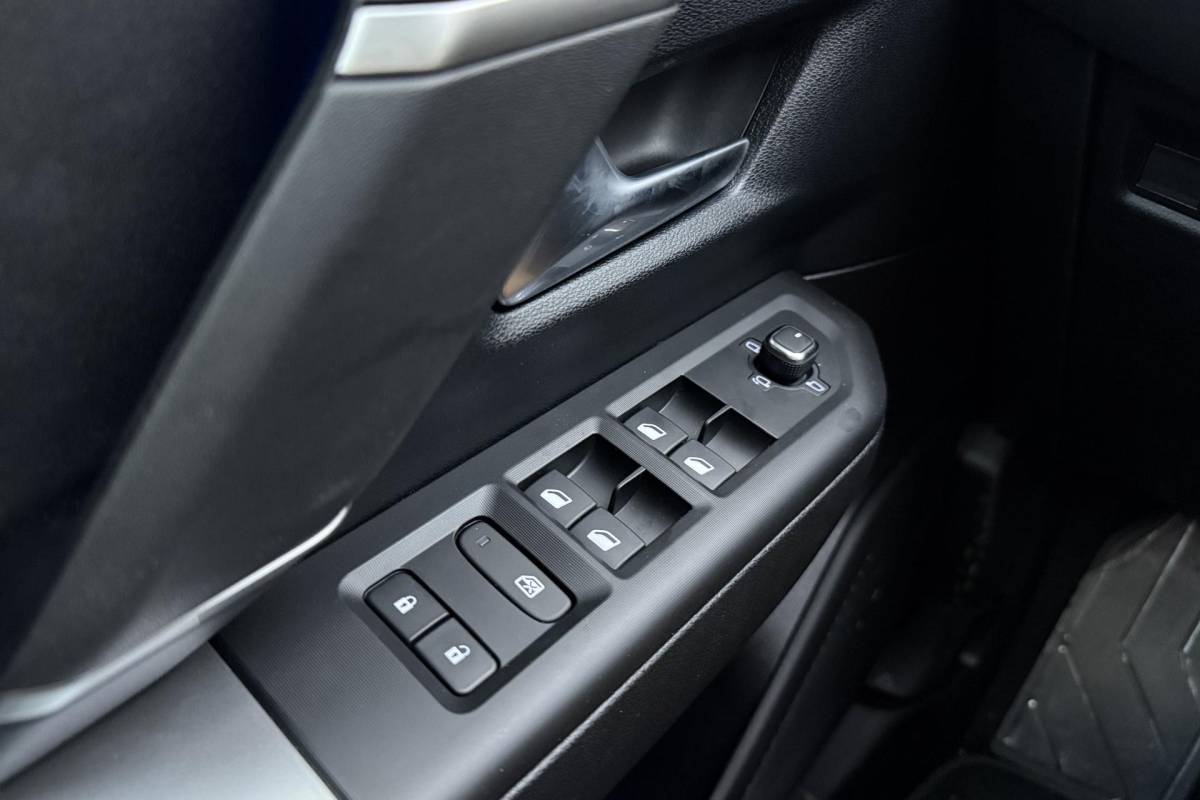 Jeep Compass Jeep Compass 1.2 e-Hybrid First Edition | LED matrix verlichting | Panoramadak | Drive assist | Focal audio | Massage stoelen | Stoel ventilatie/verwarming | Camera’s rondom