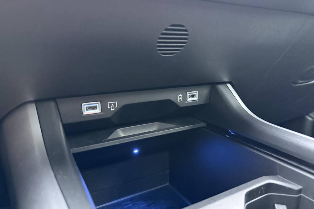 Jeep Compass Jeep Compass 1.2 e-Hybrid First Edition | LED matrix verlichting | Panoramadak | Drive assist | Focal audio | Massage stoelen | Stoel ventilatie/verwarming | Camera’s rondom