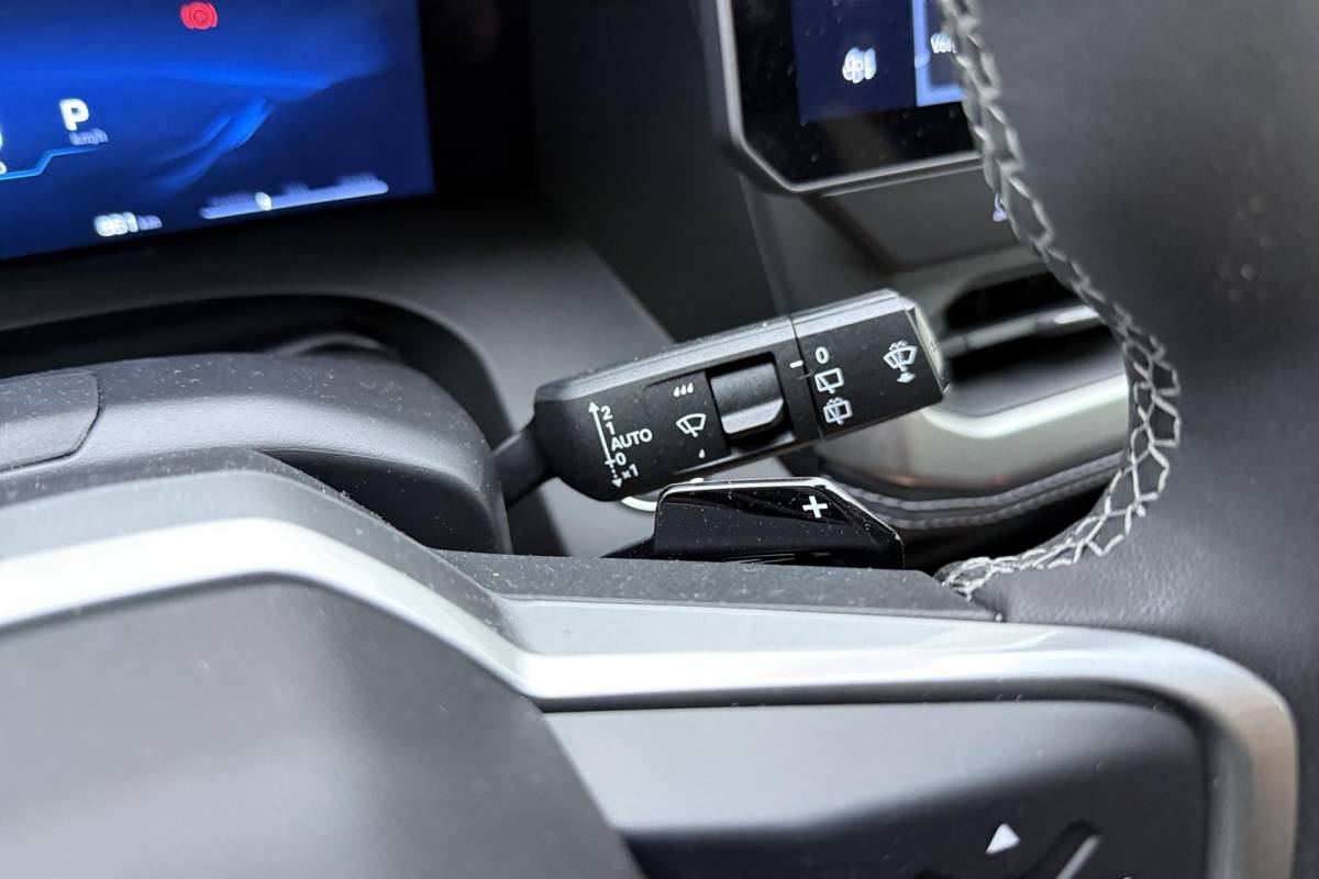 Jeep Compass Jeep Compass 1.2 e-Hybrid First Edition | LED matrix verlichting | Panoramadak | Drive assist | Focal audio | Massage stoelen | Stoel ventilatie/verwarming | Camera’s rondom