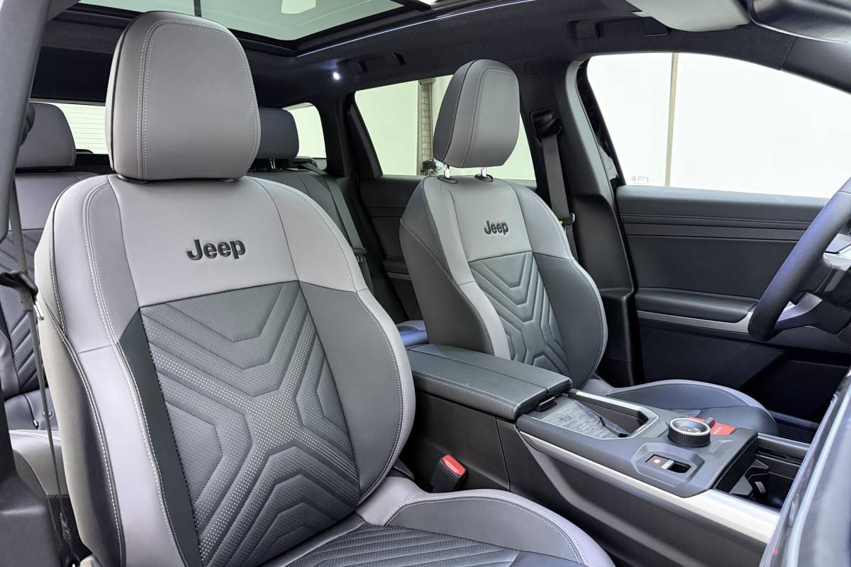 Jeep Compass Jeep Compass 1.2 e-Hybrid First Edition | LED matrix verlichting | Panoramadak | Drive assist | Focal audio | Massage stoelen | Stoel ventilatie/verwarming | Camera’s rondom