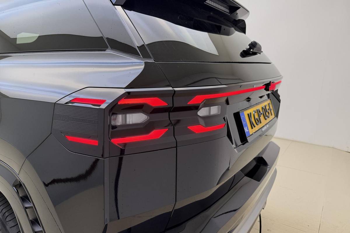 Jeep Compass Jeep Compass 1.2 e-Hybrid First Edition | LED matrix verlichting | Panoramadak | Drive assist | Focal audio | Massage stoelen | Stoel ventilatie/verwarming | Camera’s rondom