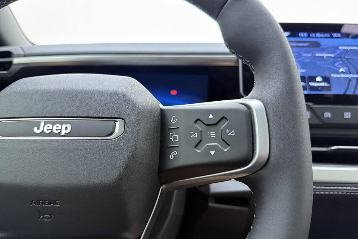 Jeep Compass Jeep Compass 1.2 e-Hybrid First Edition | LED matrix verlichting | Panoramadak | Drive assist | Focal audio | Massage stoelen | Stoel ventilatie/verwarming | Camera’s rondom