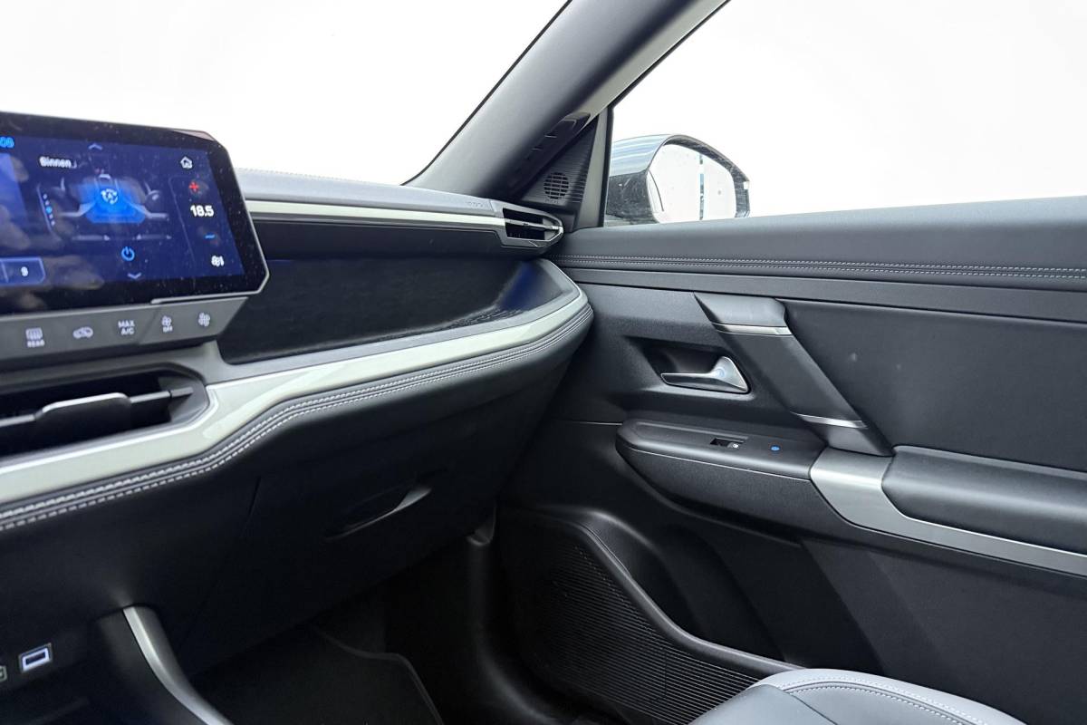 Jeep Compass Jeep Compass 1.2 e-Hybrid First Edition | LED matrix verlichting | Panoramadak | Drive assist | Focal audio | Massage stoelen | Stoel ventilatie/verwarming | Camera’s rondom