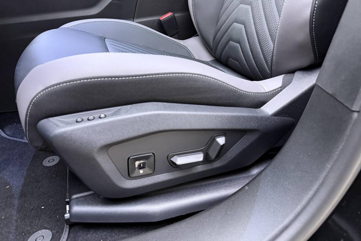 Jeep Compass Jeep Compass 1.2 e-Hybrid First Edition | LED matrix verlichting | Panoramadak | Drive assist | Focal audio | Massage stoelen | Stoel ventilatie/verwarming | Camera’s rondom