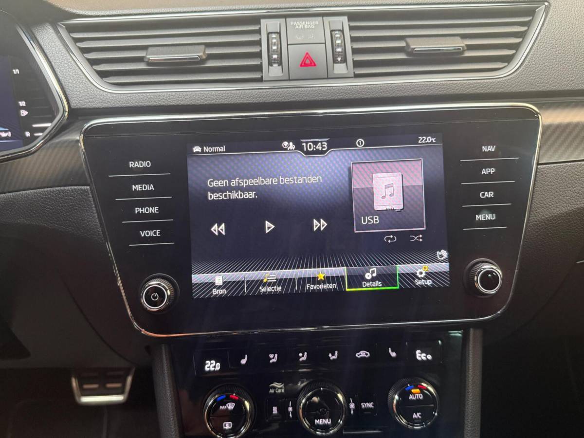 Škoda Superb Skoda Superb Combi 1.4 TSI iV Sportline Business Automaat | Achteruitrijcamera | Cruise & climate control | Extra getint glas | LED verlichting | Standkachel | Stoelverwarming | Parkeersensoren voor en achter