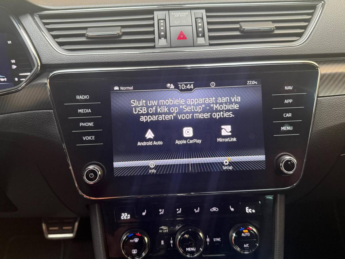 Škoda Superb Skoda Superb Combi 1.4 TSI iV Sportline Business Automaat | Achteruitrijcamera | Cruise & climate control | Extra getint glas | LED verlichting | Standkachel | Stoelverwarming | Parkeersensoren voor en achter