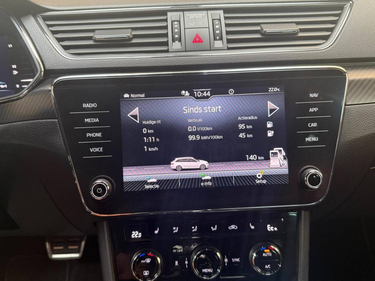 Škoda Superb Skoda Superb Combi 1.4 TSI iV Sportline Business Automaat | Achteruitrijcamera | Cruise & climate control | Extra getint glas | LED verlichting | Standkachel | Stoelverwarming | Parkeersensoren voor en achter