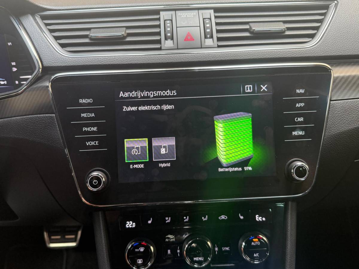 Škoda Superb Skoda Superb Combi 1.4 TSI iV Sportline Business Automaat | Achteruitrijcamera | Cruise & climate control | Extra getint glas | LED verlichting | Standkachel | Stoelverwarming | Parkeersensoren voor en achter