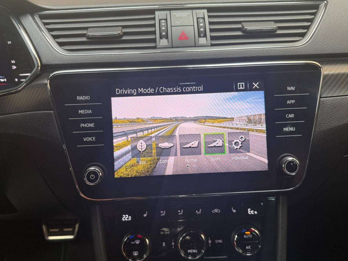 Škoda Superb Skoda Superb Combi 1.4 TSI iV Sportline Business Automaat | Achteruitrijcamera | Cruise & climate control | Extra getint glas | LED verlichting | Standkachel | Stoelverwarming | Parkeersensoren voor en achter
