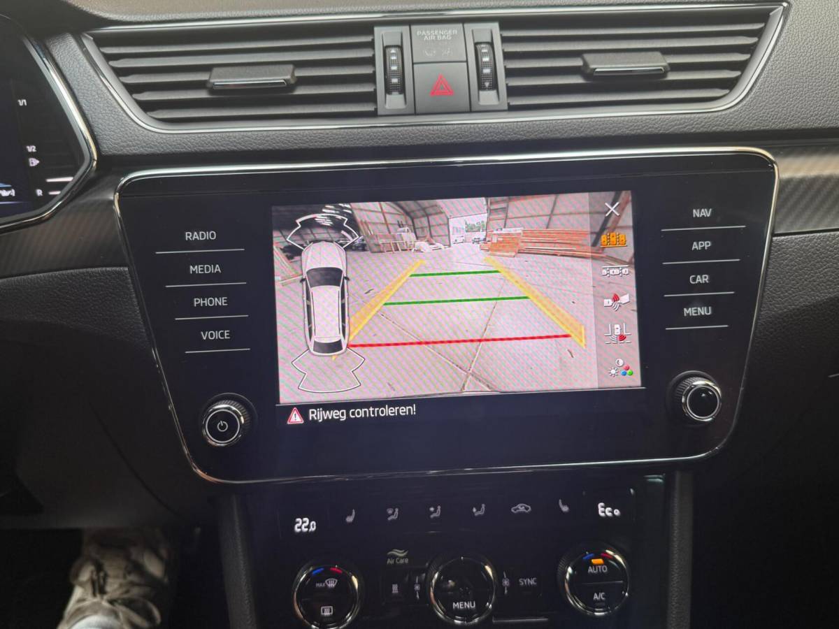 Škoda Superb Skoda Superb Combi 1.4 TSI iV Sportline Business Automaat | Achteruitrijcamera | Cruise & climate control | Extra getint glas | LED verlichting | Standkachel | Stoelverwarming | Parkeersensoren voor en achter