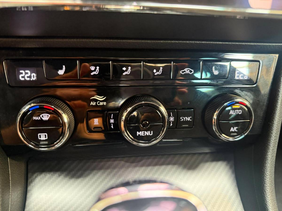 Škoda Superb Skoda Superb Combi 1.4 TSI iV Sportline Business Automaat | Achteruitrijcamera | Cruise & climate control | Extra getint glas | LED verlichting | Standkachel | Stoelverwarming | Parkeersensoren voor en achter