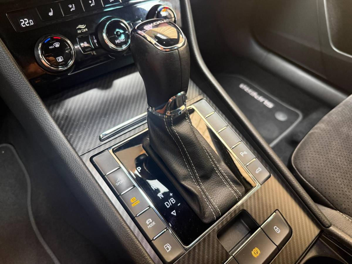 Škoda Superb Skoda Superb Combi 1.4 TSI iV Sportline Business Automaat | Achteruitrijcamera | Cruise & climate control | Extra getint glas | LED verlichting | Standkachel | Stoelverwarming | Parkeersensoren voor en achter