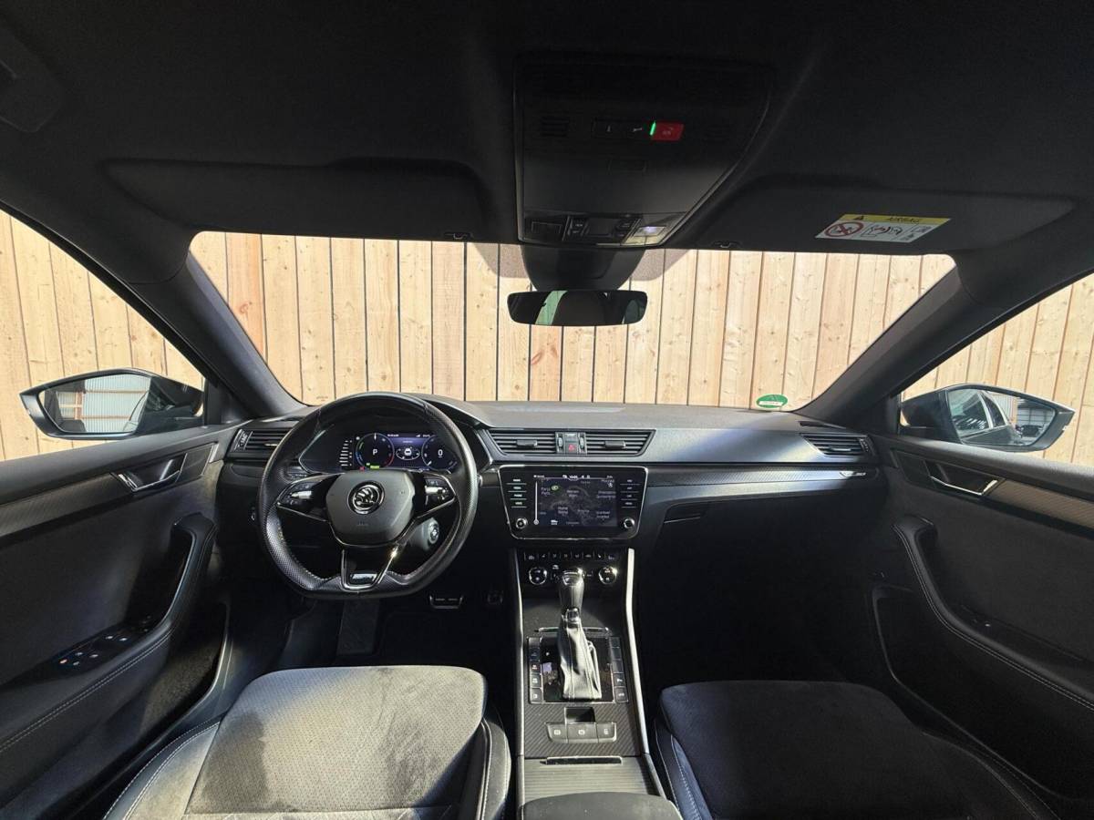 Škoda Superb Skoda Superb Combi 1.4 TSI iV Sportline Business Automaat | Achteruitrijcamera | Cruise & climate control | Extra getint glas | LED verlichting | Standkachel | Stoelverwarming | Parkeersensoren voor en achter