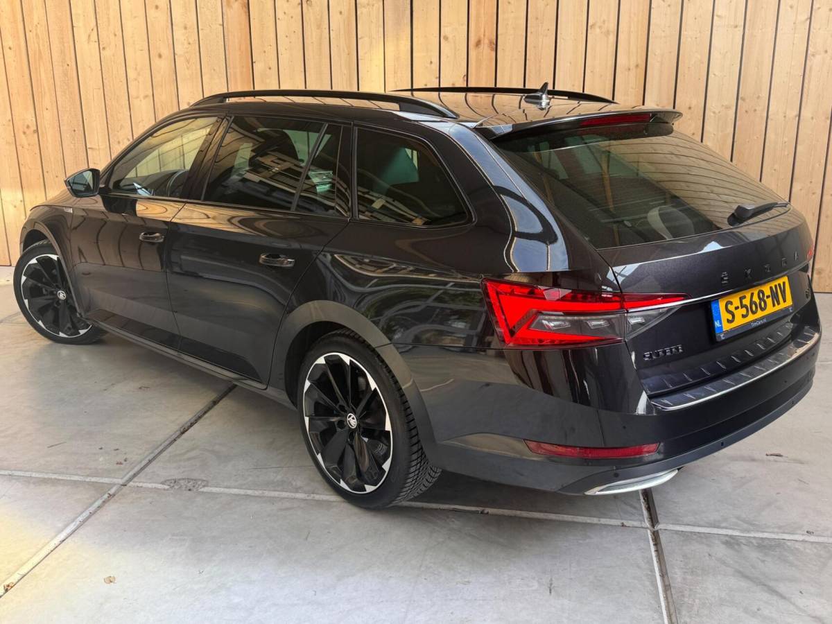 Škoda Superb Skoda Superb Combi 1.4 TSI iV Sportline Business Automaat | Achteruitrijcamera | Cruise & climate control | Extra getint glas | LED verlichting | Standkachel | Stoelverwarming | Parkeersensoren voor en achter