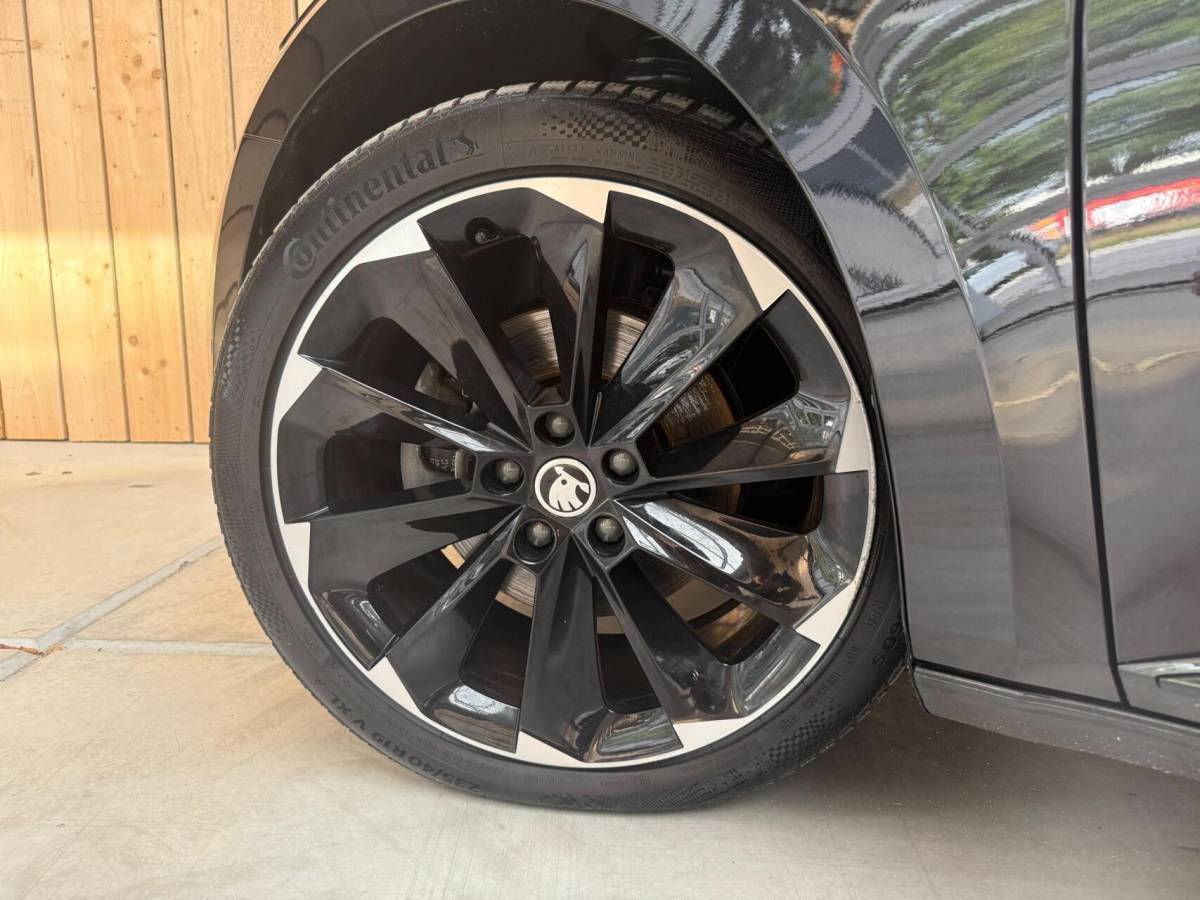 Škoda Superb Skoda Superb Combi 1.4 TSI iV Sportline Business Automaat | Achteruitrijcamera | Cruise & climate control | Extra getint glas | LED verlichting | Standkachel | Stoelverwarming | Parkeersensoren voor en achter