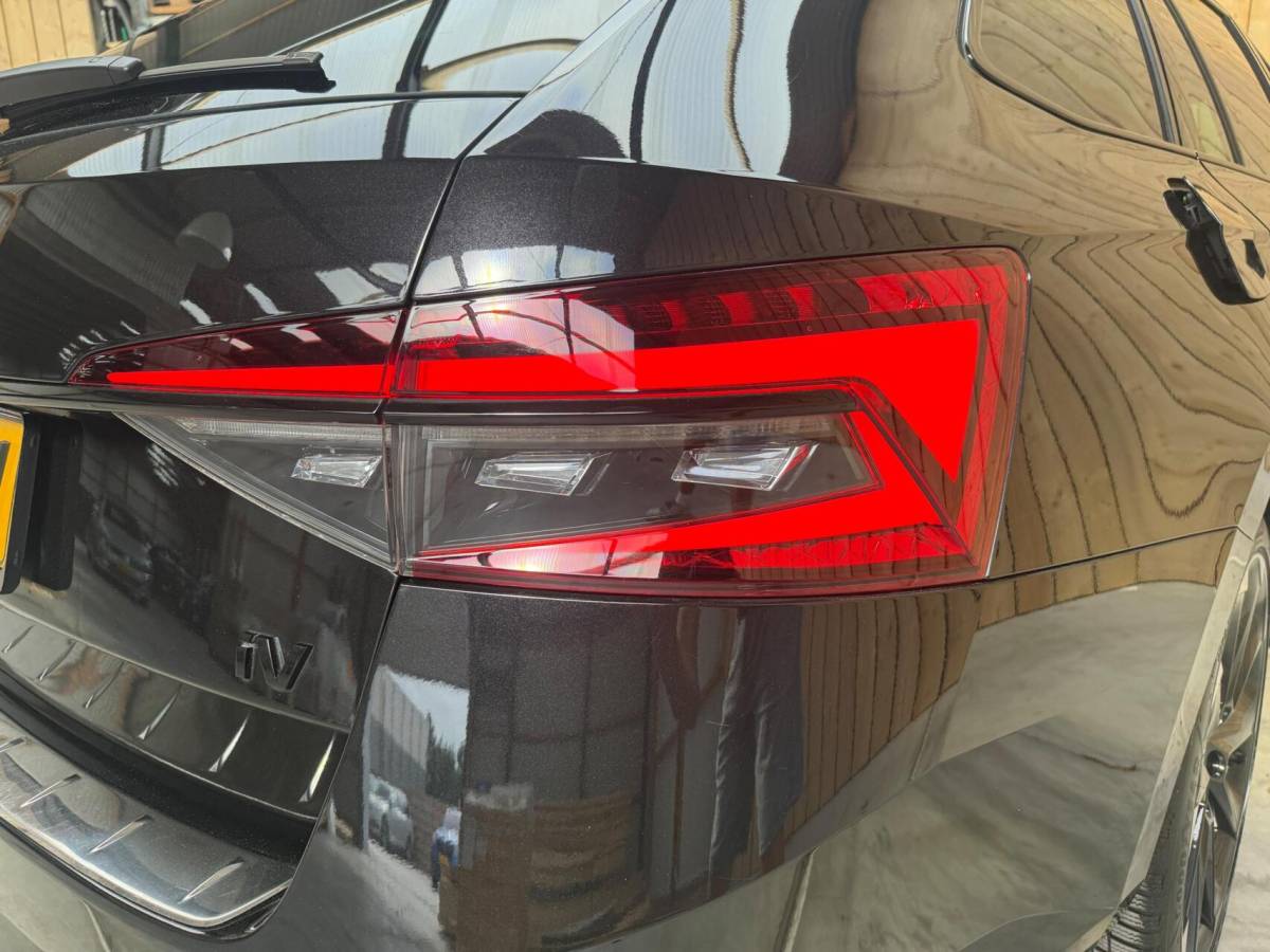 Škoda Superb Skoda Superb Combi 1.4 TSI iV Sportline Business Automaat | Achteruitrijcamera | Cruise & climate control | Extra getint glas | LED verlichting | Standkachel | Stoelverwarming | Parkeersensoren voor en achter