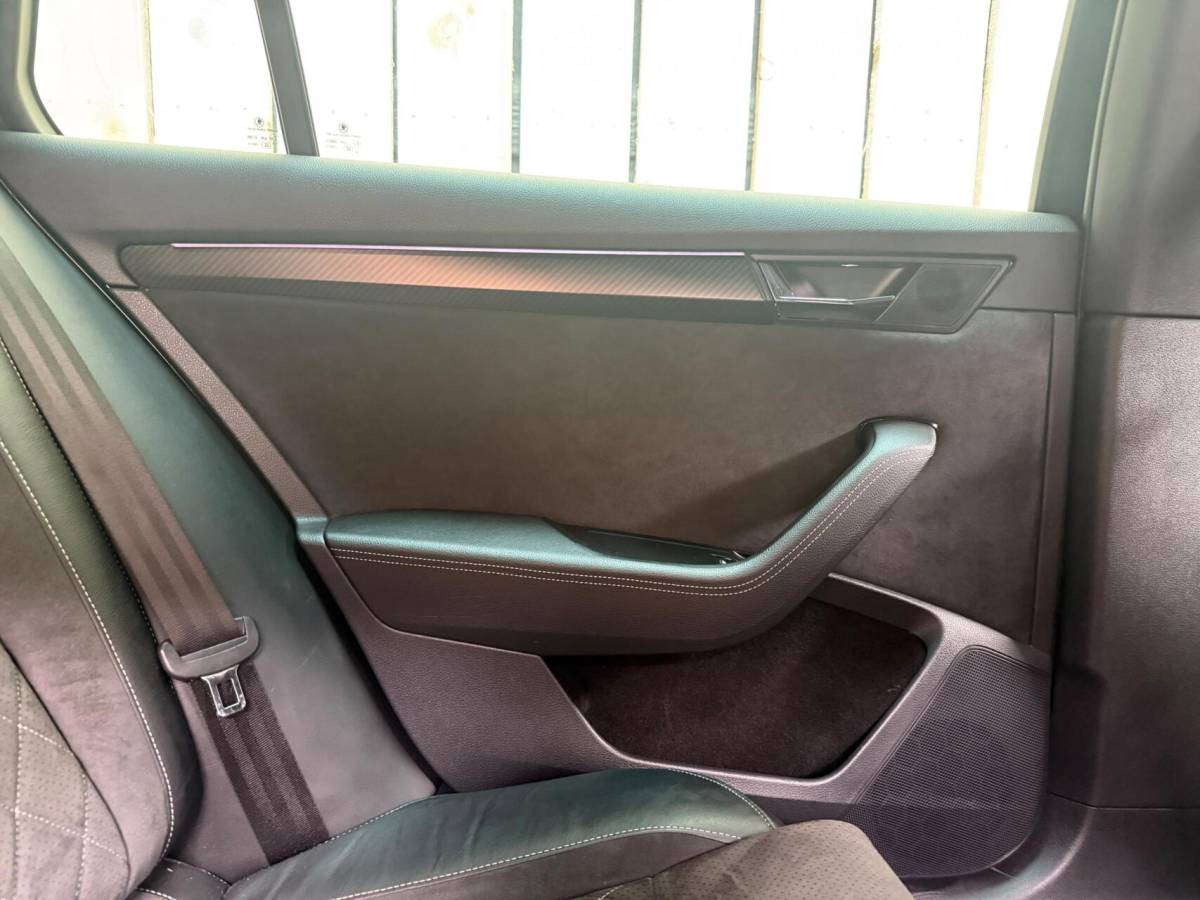Škoda Superb Skoda Superb Combi 1.4 TSI iV Sportline Business Automaat | Achteruitrijcamera | Cruise & climate control | Extra getint glas | LED verlichting | Standkachel | Stoelverwarming | Parkeersensoren voor en achter