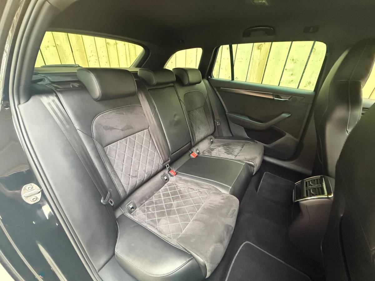 Škoda Superb Skoda Superb Combi 1.4 TSI iV Sportline Business Automaat | Achteruitrijcamera | Cruise & climate control | Extra getint glas | LED verlichting | Standkachel | Stoelverwarming | Parkeersensoren voor en achter