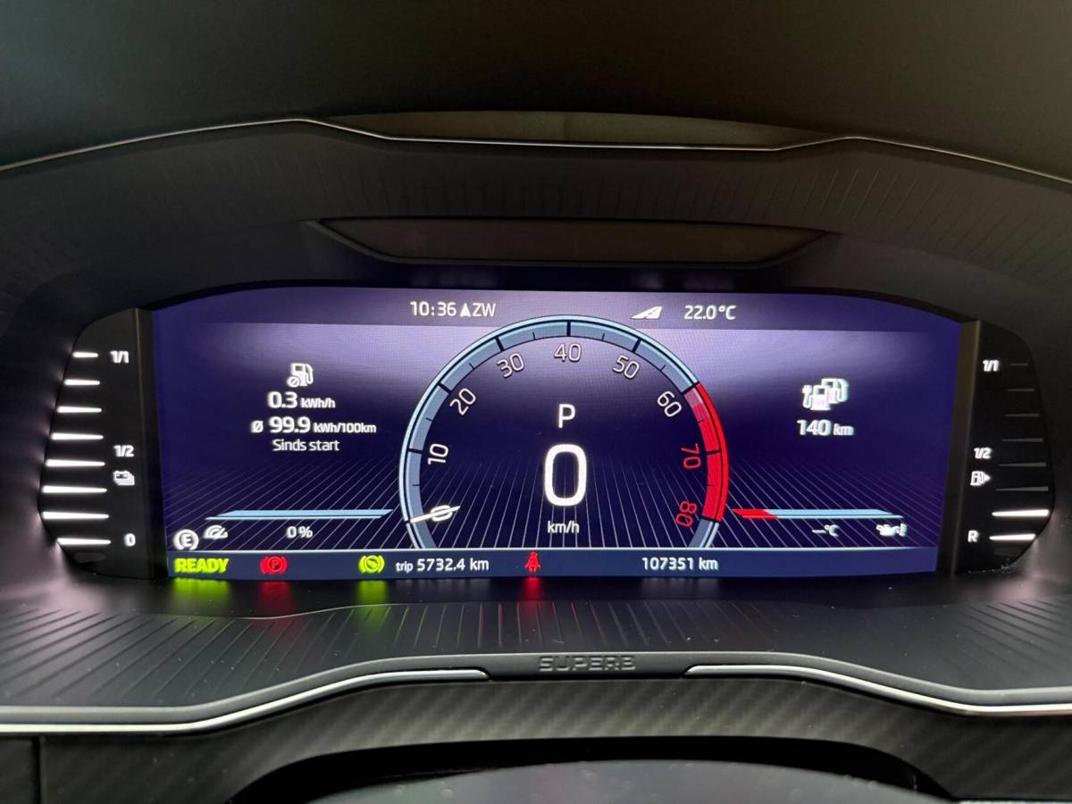 Škoda Superb Skoda Superb Combi 1.4 TSI iV Sportline Business Automaat | Achteruitrijcamera | Cruise & climate control | Extra getint glas | LED verlichting | Standkachel | Stoelverwarming | Parkeersensoren voor en achter
