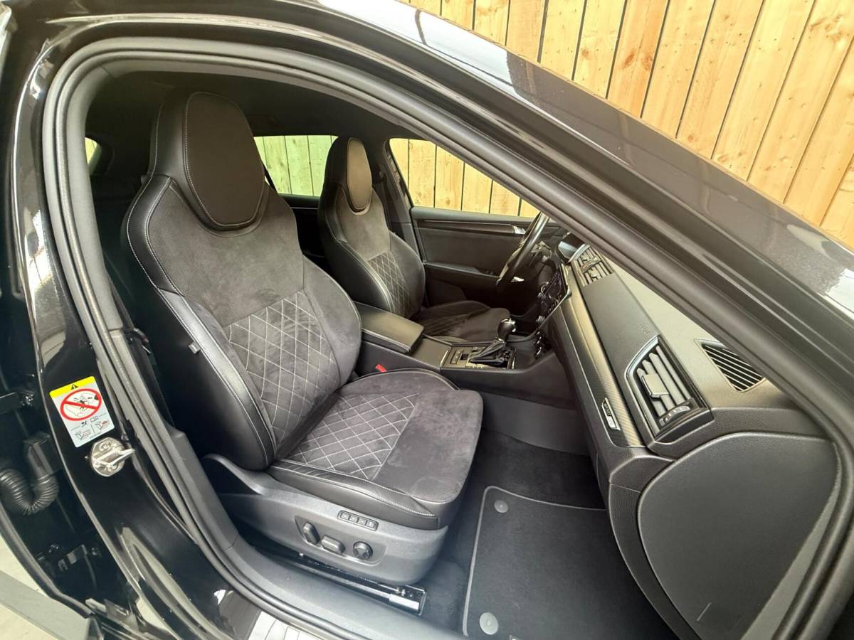 Škoda Superb Skoda Superb Combi 1.4 TSI iV Sportline Business Automaat | Achteruitrijcamera | Cruise & climate control | Extra getint glas | LED verlichting | Standkachel | Stoelverwarming | Parkeersensoren voor en achter