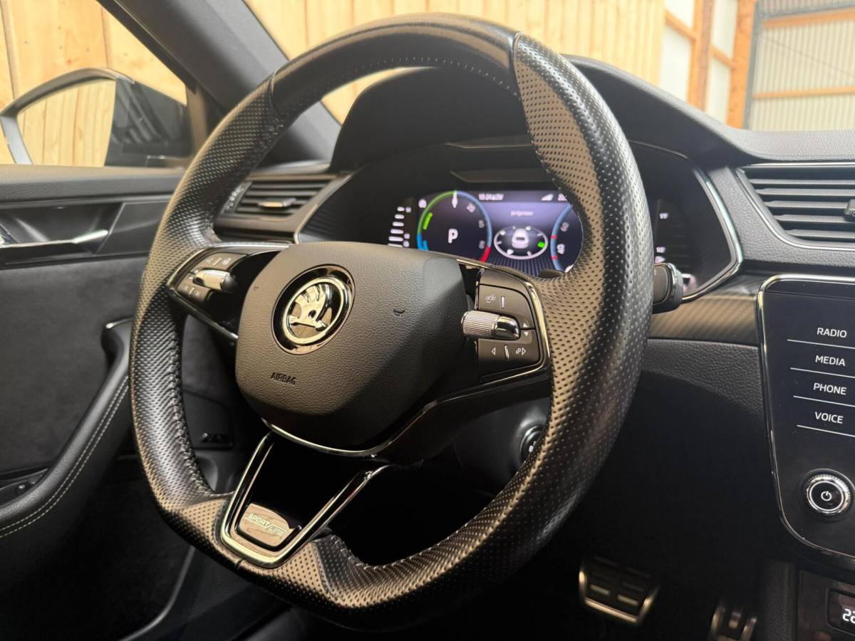 Škoda Superb Skoda Superb Combi 1.4 TSI iV Sportline Business Automaat | Achteruitrijcamera | Cruise & climate control | Extra getint glas | LED verlichting | Standkachel | Stoelverwarming | Parkeersensoren voor en achter