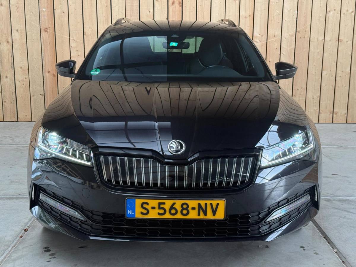 Škoda Superb Skoda Superb Combi 1.4 TSI iV Sportline Business Automaat | Achteruitrijcamera | Cruise & climate control | Extra getint glas | LED verlichting | Standkachel | Stoelverwarming | Parkeersensoren voor en achter