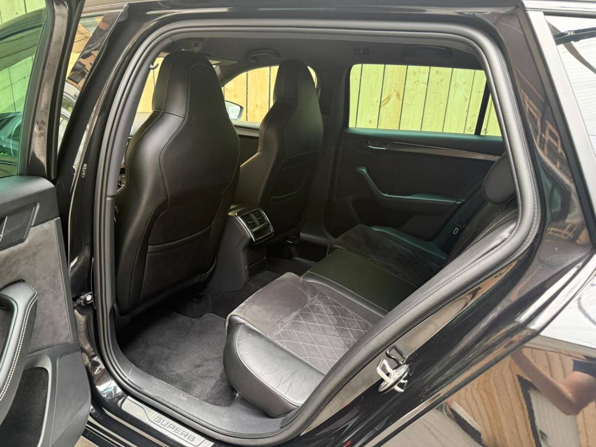 Škoda Superb Skoda Superb Combi 1.4 TSI iV Sportline Business Automaat | Achteruitrijcamera | Cruise & climate control | Extra getint glas | LED verlichting | Standkachel | Stoelverwarming | Parkeersensoren voor en achter